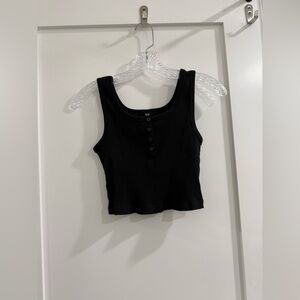 UniQlo black ribbed henley cropped tank top with working buttons (size medium)
